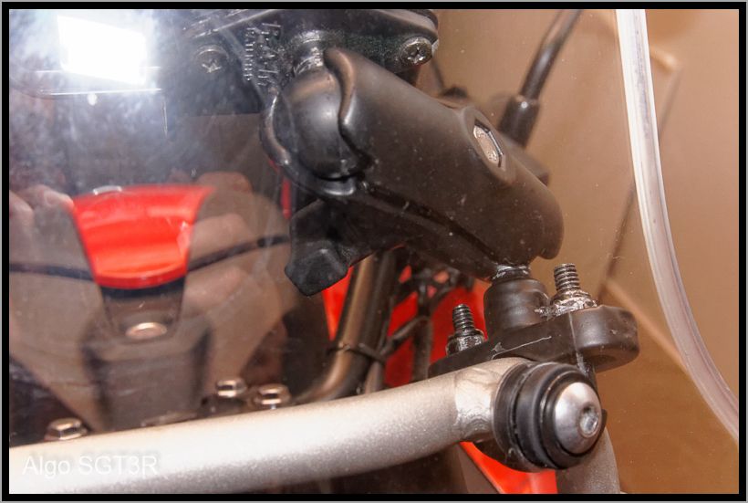 Installation du porte vignette et d'une fixation Ram-mount pour mes GPS. 52fcf65b5b59a