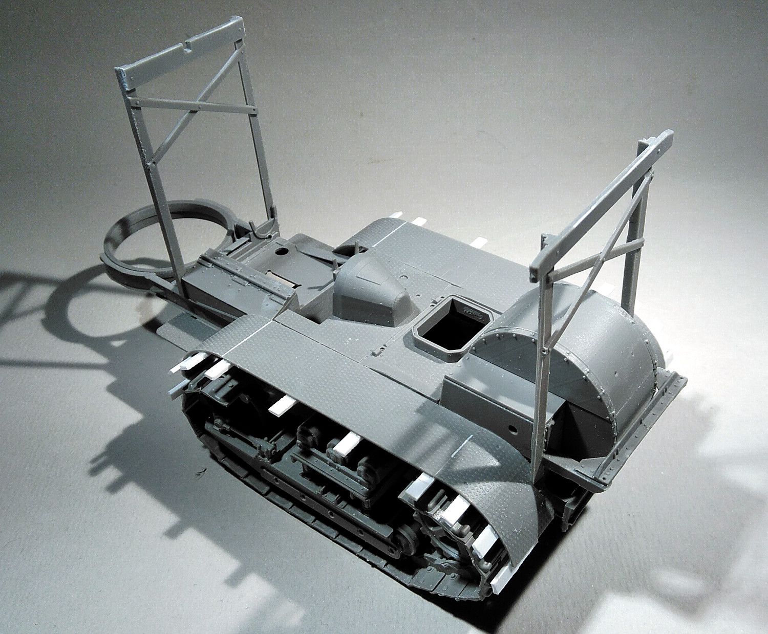 Caterpillar G9... Le premier char Américain a été construit pour le cinéma (Conversion Roden-1/35) 65b7f81130f74