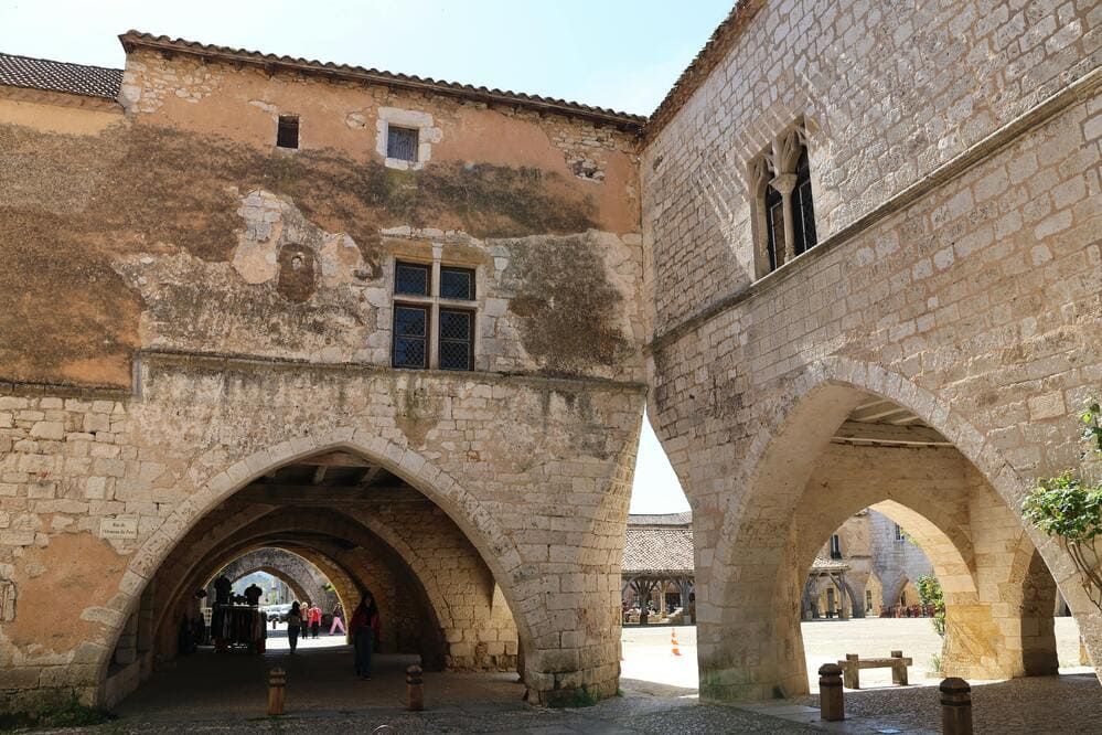 Flânerie dans la Cité Médiévale de Pérouges