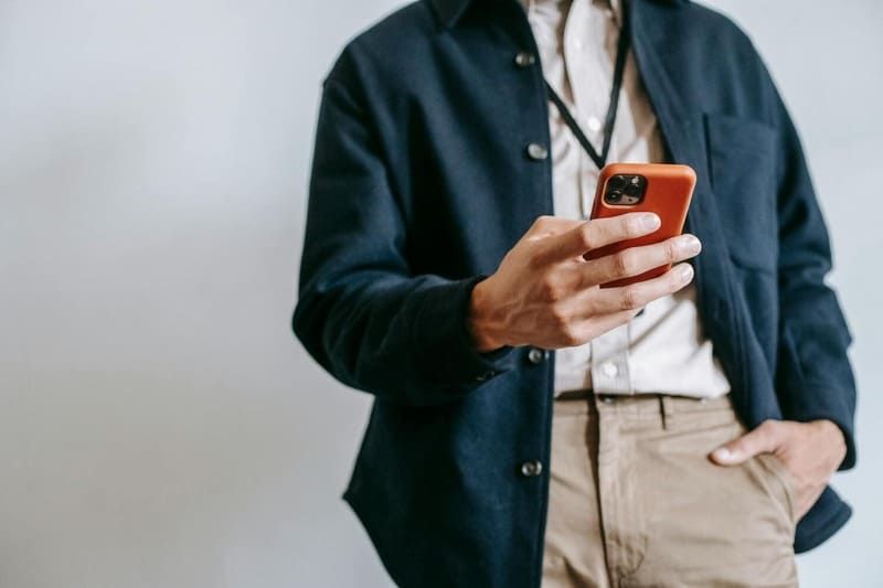 Un homme qui regarde son smartphone