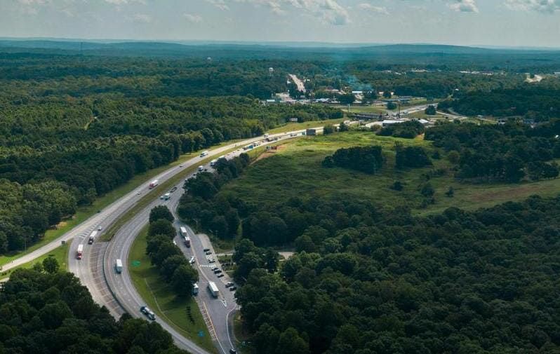 Une autoroute qui traverse une vaste foret