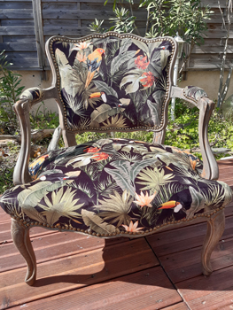 fauteuil exotique tissu fleuri relooké