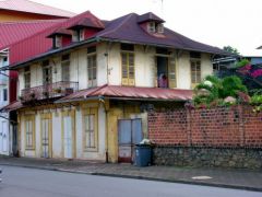 Cayenne, maison coloniale jaunâtre - Guyane